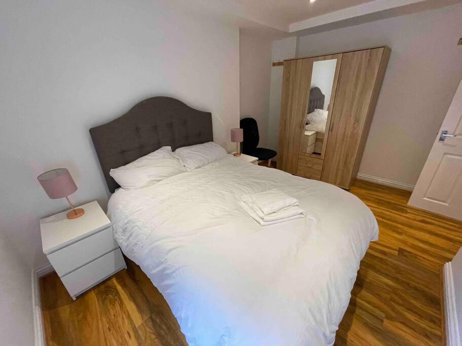 Comfortable 1 Bedroom And Double Sofa Bed Flat لندن المظهر الخارجي الصورة